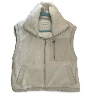 Abercrombie & Fitch Cream Faux Fur Sherpa Full Zip Vest 
Size M